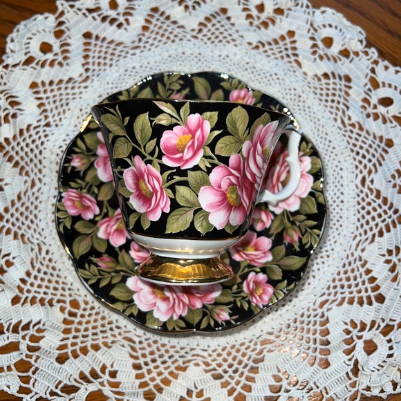 Royal Albert Fine Bone China Rambler Rose Tea Cup and Saucer - Picture 4 of 9